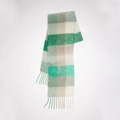 Détail de l'écharpe en maille à carreaux vert forêt et crème avec de longues franges - Carreaux Blanc Vert