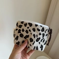 Dettaglio della mini pochette in velluto a coste leopardato con etichetta simple wish - Senza Accessori / Bianco Leopardato