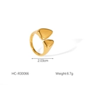 Detailansicht eines 18K vergoldeten Edelstahlrings mit herzförmigen Akzenten im Design - Dreieck Geometrischer Stil (HC-R30066)