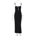 Abito nero attillato con spalline sottili e scollo con pizzo bianco e fiocco decorativo - S / Nero