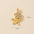 Vista dettagliata del ciondolo a fiore dorato con zirconi, dimensioni 2,1 cm per 1,6 cm - 0372-6 Ciondolo fiore in zirconia stame (2,1x1,6 cm)