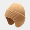 Detalle del gorro de punto color camello con orejeras y textura clásica de punto acanalado - Talla única / Amarillo jengibre