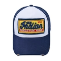 Dettaglio della visiera usurata e del ricamo sulla calotta trucker in rete blu - Blu navy
