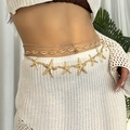 Nahaufnahme goldener Seestern- und Muschelkörperketten über einem weißen Häkel-Sommerkleid - Gold Ozean Stil 3-Teiliges Set (10)