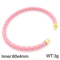Bracciale rigido in pelle intrecciata rosa con punte in acciaio al titanio oro - Cordino in Pelle Rosa Chiaro Estremità in Metallo Dorato (KB183579-KLHQ)