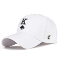 Weiße Baseballkappe mit schwarzer Pik-König-Stickerei und seitlichem Logo-Design - Verstellbar / Weiß