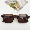 Gafas de sol cuadradas retro en marrón té con elegante detalle de bisagra metálica - Té Oscuro