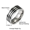 Anello in acciaio al titanio argento 8mm con strisce nere e design ad arco interno lucido - US 7 / Argento Tripla Striscia Nera