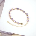 Dettaglio del bracciale a catena dorata regolabile con perline evil eye viola e zirconi - Viola