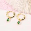 Pendientes de aro dorados con piedras de gota verde esmeralda y micro-pave de cristales - Verde