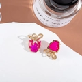 Dettaglio orecchini a tulipano in cristallo rosa con fiocco dorato e zirconi - Rosa Brillante/Rosa Rosso