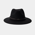 Détail du chapeau fedora noir avec bande en cuir marron et logo de buffle en métal rétro - M (56-58cm) / Style 13-Bande de Cuir Logo Buffle Vintage (AL-BNM9)