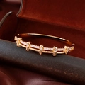 Detailopname van 18K vergulde armband met gezette zirkonia op luxe fluwelen achtergrond - 18K Echt Vergulde Armband / Goud