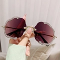 Lunettes de soleil sans monture en forme de fleur avec verres dégradés violets et strass - Monture Dorée Dégradé Gris Foncé Rose