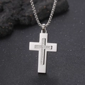 Collana con croce argentata a strati con cristalli CNC su superficie scura testurizzata - Stile Croce d'Argento (KN230645-KFC)