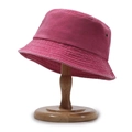 Bob vintage en denim délavé fuchsia avec coutures parallèles sur un support bois - Taille unique / Rose Rouge