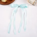 Barrette à cheveux avec nœud en ruban bleu clair élégant posée sur un plateau en bois - Bleu Azur