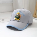 Dettaglio cappellino grigio per bambini con orsetto 3D e ricamo Happybear blu - 52cm / Grigio chiaro