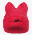 Detailansicht der flauschigen rosa Katzenohren-Mütze mit schwarzer Katzen-Stickerei - Rot