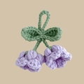Handgefertigter Häkel-Maiglöckchen Schlüsselanhänger mit lila Blüten und Blättern - Lila