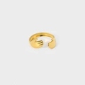 Detailansicht des polierten goldenen Umarmungsrings in offener Form auf grauem Grund - Händedruck (YYR023108-G) / Gold (YYR023108-G)