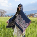 Poncho à capuche bleu style ethnique avec motifs floraux en tricot et franges - LM286 Mer de Fleurs - Bleu Marine