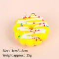 Porte-clés donut jaune avec crème blanche et pépites sur fond rose pastel - Chaîne à Billes Dorée / Donut Jaune