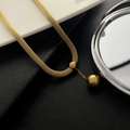 Vergulde mesh ketting met bolvormige hanger voor een minimalistische, trendy look - Goud