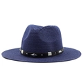 Gros plan sur chapeau de paille bleu foncé avec bandeau cuir et rivets argent - Bleu marine