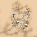 Vista macro di orecchini a cerchio in argento con zirconi trasparenti taglio baguette - Zirconia Bianca (Argento)
