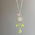 Vue détaillée du pendentif goutte avec papillon en zircon et motif floral blanc - Style Collier Fleur Rose Vert / Doré