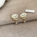 Detalle de pendientes de cachorros flocados blancos con lazos dorados y circonitas claras - Pendientes de Colgante de Perro Blanco con Zirconia (10#)