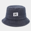 Détail d'un bob en jean délavé gris avec étiquette Brooklyn et œillets d'aération en métal - M (56-58cm) / Bleu marine