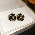 Boucles d'oreilles pensée en émail noir avec bords dorés sur un support blanc élégant - 34# Tige en Argent-Or-Noir