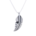Macro d'un pendentif punk vintage avec crâne en argent, plume et pierre turquoise - Style Plume Crâne Rétro (Plume Crâne)