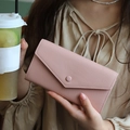Damen-Umschlagbrieftasche aus rosa genarbtem Leder mit minimalistischem Druckknopfverschluss - Rosa
