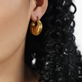 Orecchini a cerchio moderni a forma di U placcati in oro con una trama liscia e design pulito - Stile Goffrato a Forma di U / Oro