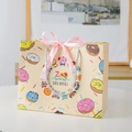 Gele cadeauzak met dierentuin dieren, kleurrijke donuts en roze lint voor kids - Roze Lint / Klein (18x16x10cm)
