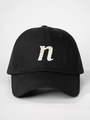 Dettaglio del ricamo bianco con lettera n sul berretto da baseball in cotone nero - Regolabile / Nero