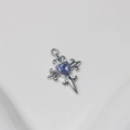 Vista macro del ciondolo a croce in argento con giglio e zircone a cuore viola - Viola