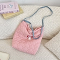 Dettaglio della borsa trapuntata rosa con spalline in denim blu ed etichetta logo - Rosa
