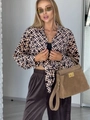Elegant overhemd met lange mouwen en geometrische print, donkere suède broek en tas - S / Khaki
