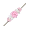 Detail van handgemaakte stoffen rozen en madeliefjes met strass op een baby haarband - Roze Bloem Combinatie