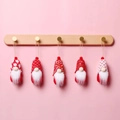 Set de 5 gnomos navideños de felpa con gorros de punto rojos y blancos sobre fondo rosa - Estilo 2 Juego de 5