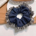 Elastico per capelli grande in denim blu con frange su un supporto decorativo - Azzurro