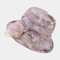 Dettaglio del cappello da sole lilla con ricamo floreale e un delicato fiocco in tulle - Taglia unica / Viola