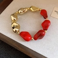 Vintage-Armband aus Acryl mit roten geometrischen Perlen und goldenen Metallelementen - Rot