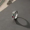 Breiter Silberring mit Hammerschlag-Optik und bunten Zirkoniasteinen für Damen - Quadratischer Gehämmerter Mehrfarbiger Edelsteinstil