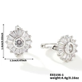 Detailansicht von Sonnenblumen-Ohrringen in Silber mit Zirkonia und Größenangaben - Silber (E03156-1)