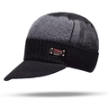 Detail van heren winter gebreide muts met zwart-grijs contrast en modieuze tekstpatch - Enkele gebreide muts / Zwart